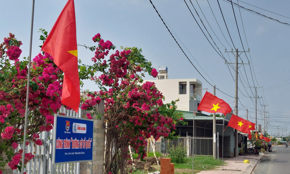 Thành phố Tân An khánh thành công trình "Đường cờ Tổ quốc".