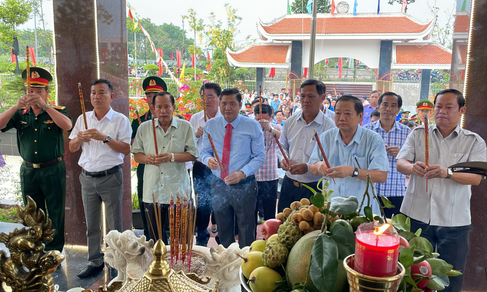 Tân Hưng viếng Nhà bia ghi tên liệt sĩ huyện nhân dịp 30/4