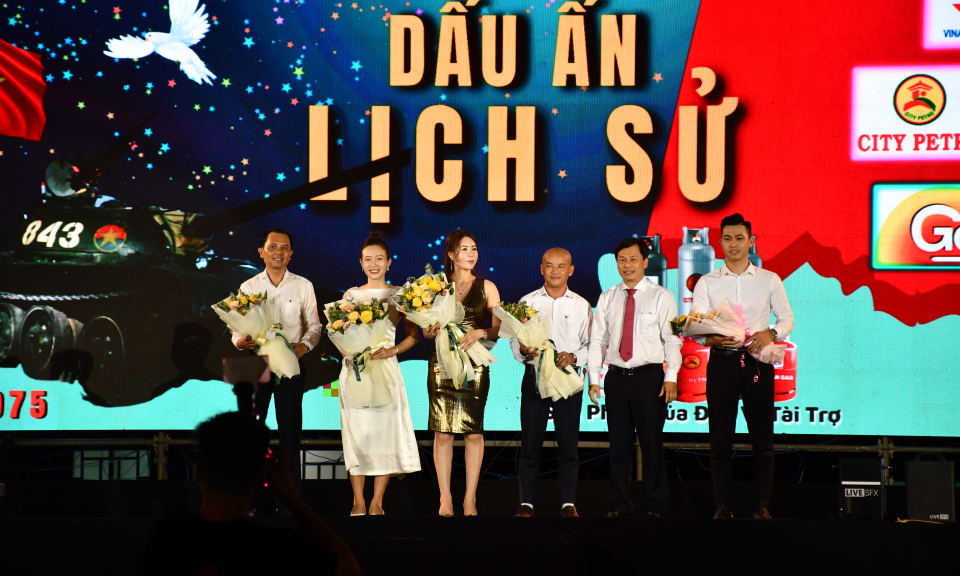 Đức Hòa tổ chức đêm đại nhạc hội chào mừng ngày miền Nam hoàn toàn giải phóng, thống nhất đất nước