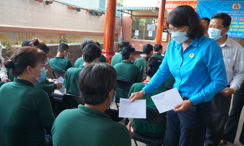 Bến Lức trao tiền hỗ trợ cho đoàn viên, người lao động bị giảm thời gian làm việc, chấm dứt hợp đồng lao động 