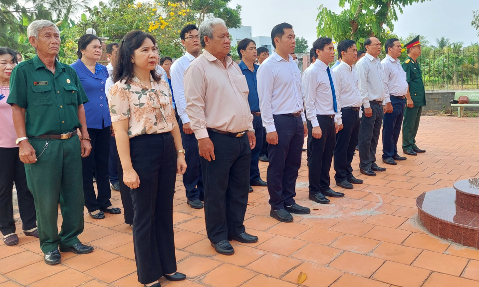 Lãnh đạo thành phố Tân An viếng mộ liệt sĩ tại Phường 7 