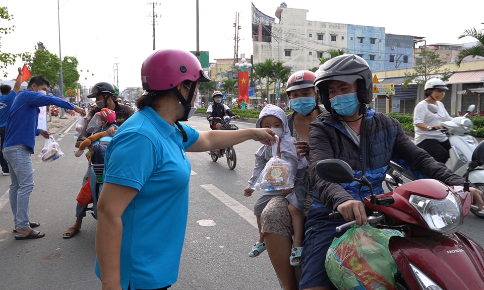 Chiếc bánh nghĩa tình – Cho đường về quê thêm gần
