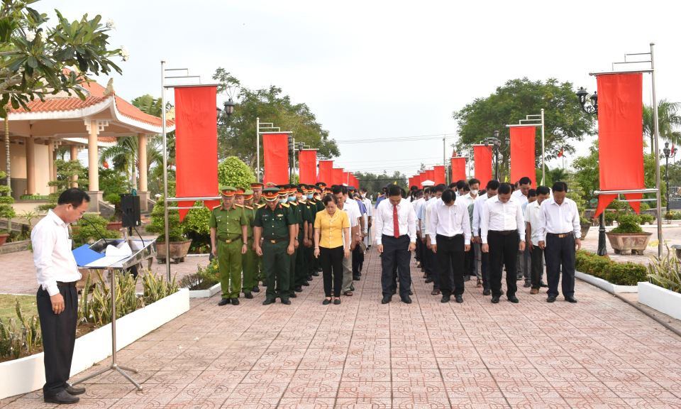 Tân Thạnh-Thạnh Hóa viếng Nghĩa trang Liệt sĩ liên huyện 