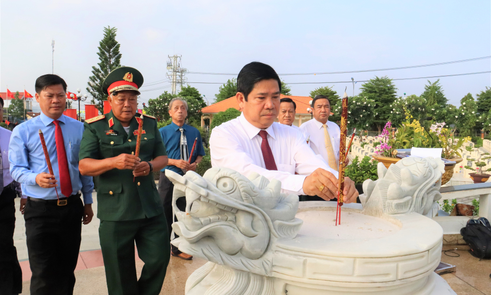 Lãnh đạo Cần Đước viếng Nghĩa trang Liệt sĩ và họp mặt Kỷ niệm Ngày miền Nam hoàn toàn giải phóng, thống nhất đất nước