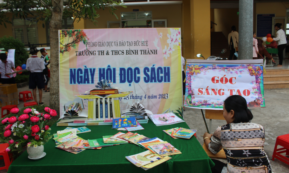 Đức Huệ tổ chức hội thi xếp sách nghệ thuật và kể chuyện theo sách hưởng ứng ngày sách và văn hóa đọc