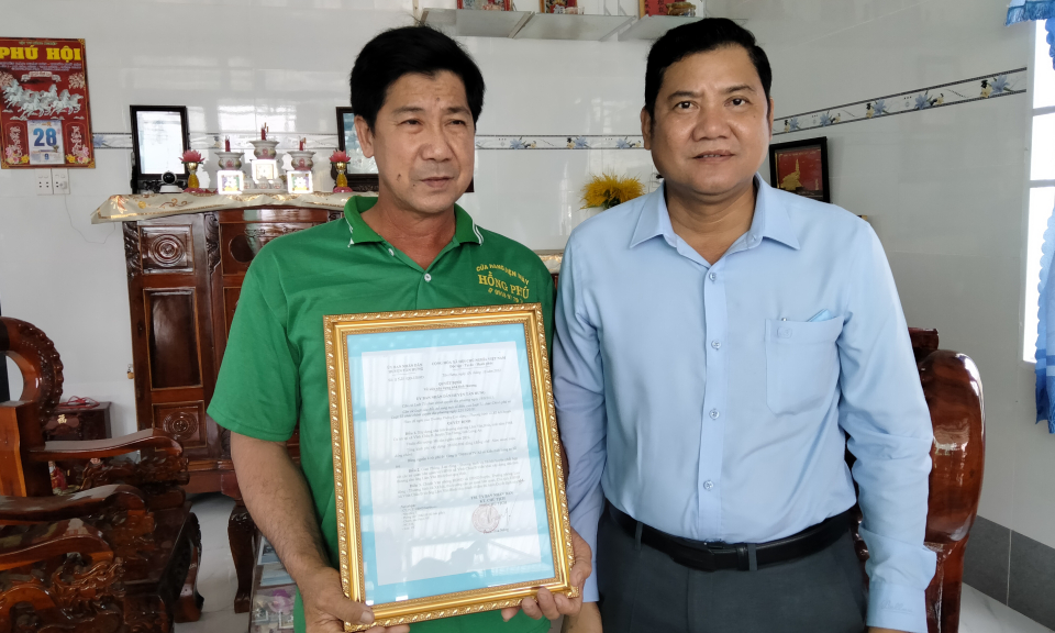 Tân Hưng bàn giao 3 căn nhà tình thương cho hộ nghèo, cận nghèo