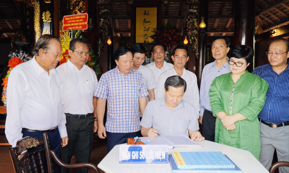 Phó Thủ tướng Chính phủ - Lê Minh Khái dâng hương tại Khu lưu niệm đồng chí Trương Văn Bang