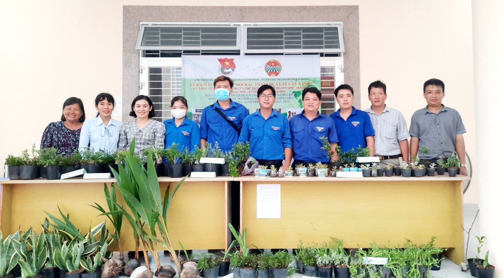 Độc đáo mô hình Đổi rác thải nhựa lấy dụng cụ học tập