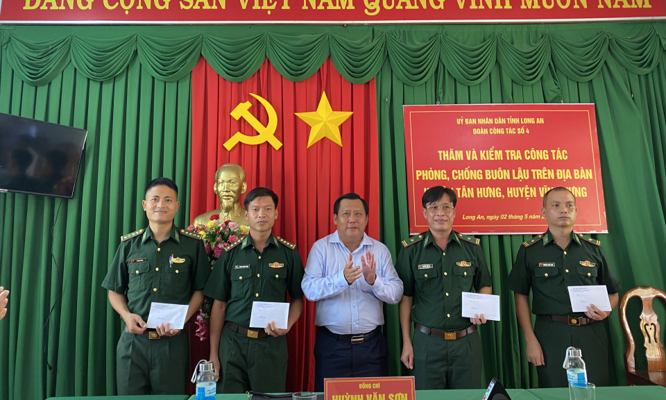 Lãnh đạo tỉnh kiểm tra công tác phòng, chống buôn lậu tại Vĩnh Hưng,Tân Hưng
