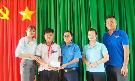Huyện đoàn Tân Thạnh trao học bổng cho trẻ em mồ côi do COVID-19