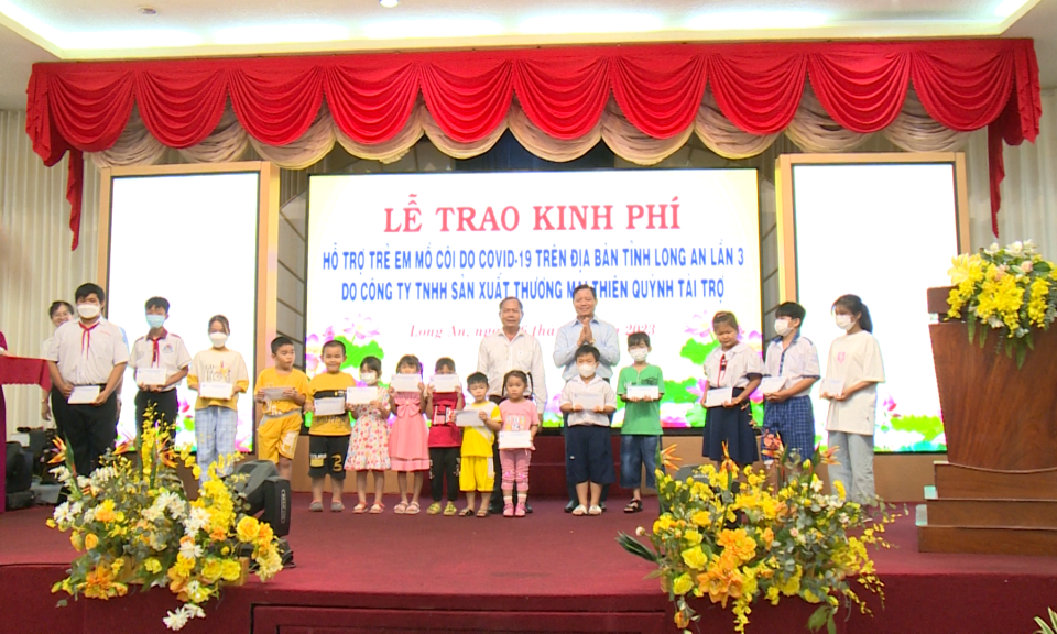 Trao kinh phí hỗ trợ cho trẻ em mồ côi do COVID-19 trên địa bàn tỉnh lần 3