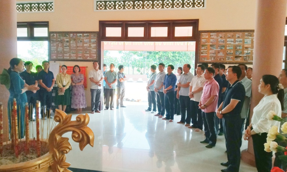 Đoàn cán bộ huyện Đam Rông,Lâm Đồng thăm Khu tưởng niệm liệt sĩ Trung đoàn 207 tại huyện Thạnh Hóa