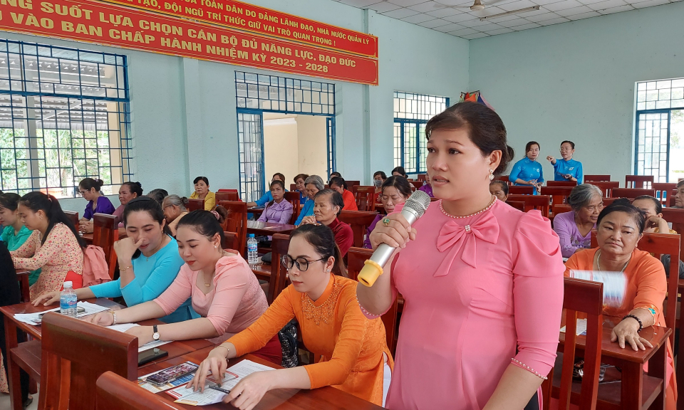 Thạnh Hóa đối thoại với cán bộ, hội viên phụ nữ  về “BHXH tự nguyện, BHYT hộ gia đình”