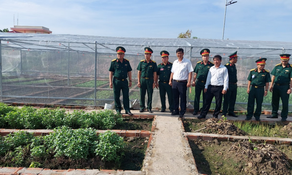 Bộ Tư lệnh Quân khu 7 tham quan, trao đổi kinh nghiệm hội thi chốt dân quân thường trực biên giới