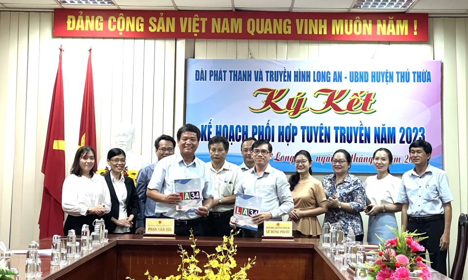 Đài Phát thanh và Truyền hình Long An ký kết phối hợp tuyên truyền với UBND huyện Thủ Thừa