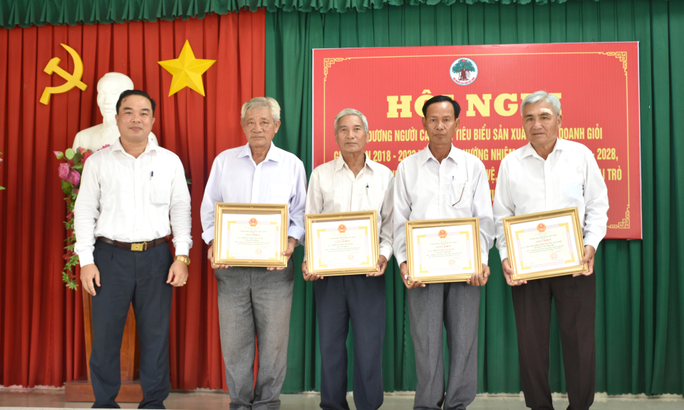 Tân Thạnh biểu dương Người cao tuổi sản xuất kinh doanh giỏi giai đoạn 2018-2023