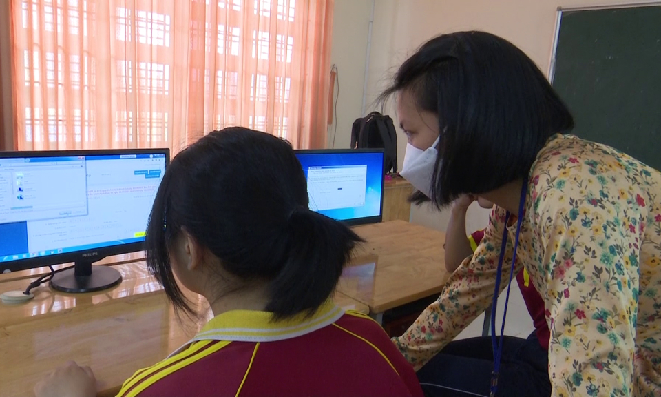 Tân Trụ: Học sinh lớp 12 hoàn thành đăng ký thi tốt nghiệp theo hình thức trực tuyến
