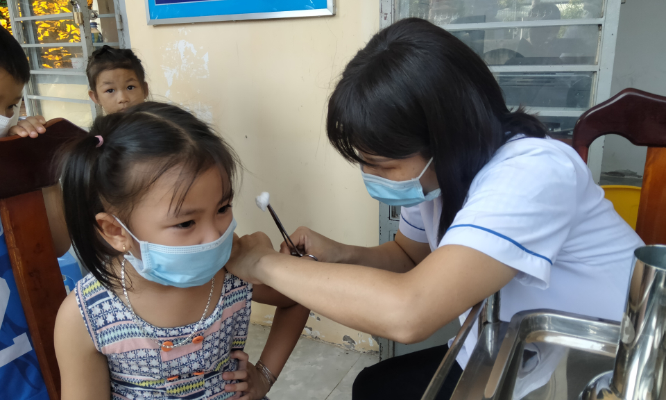 Tân Hưng tiêm vắc xin phòng Covid-19 mũi 1, mũi 2 cho trẻ em từ 5 đến dưới 12 tuổi