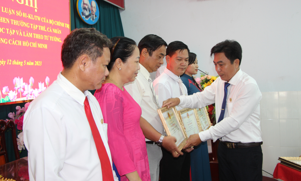 Thủ Thừa: Biểu dương, khen thưởng điển hình tiên tiến trong học tập và làm theo gương Bác