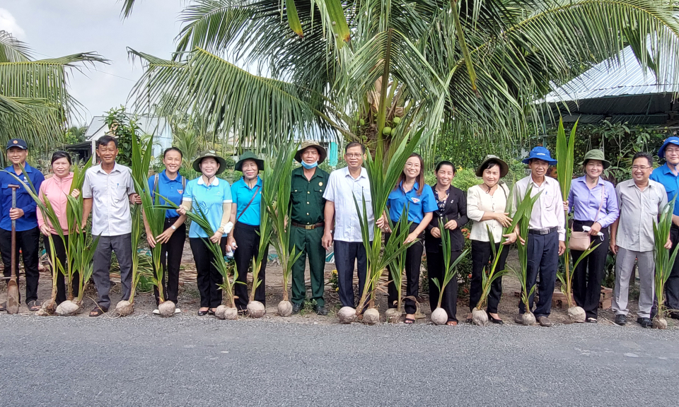 Tân Hưng phát động trồng dừa thực hiện mô hình “Xây dựng tuyến đường quê kiểu mẫu”