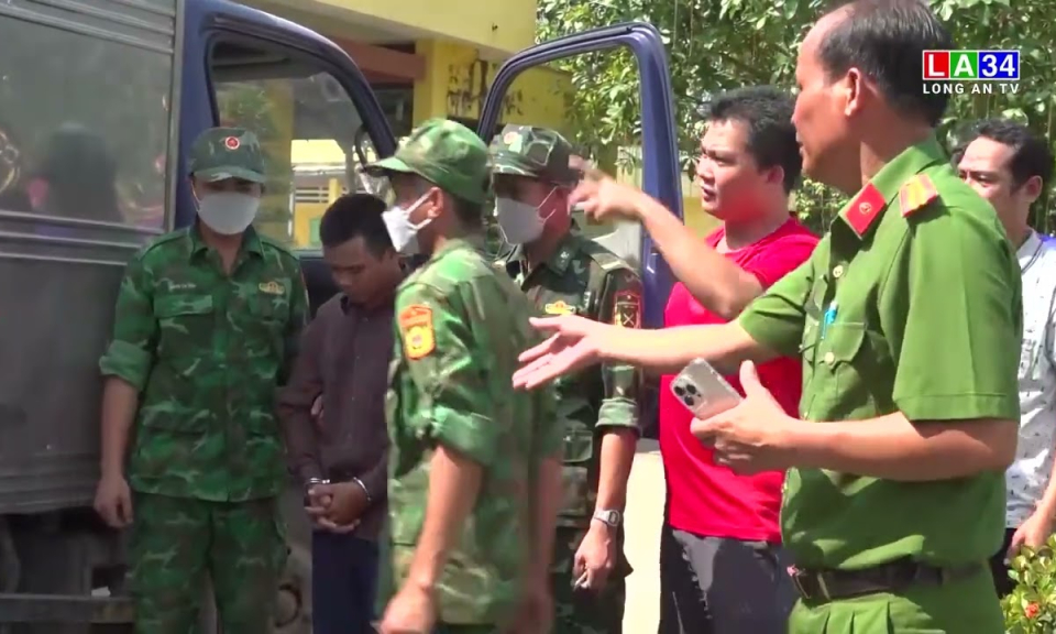 Tân Hưng: Khen thưởng đơn vị bắt buôn lậu số lượng lớn