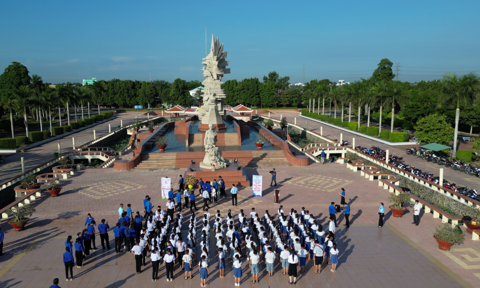 Đội Thiếu niên Tiền phong Long An hành trình về địa chỉ đỏ