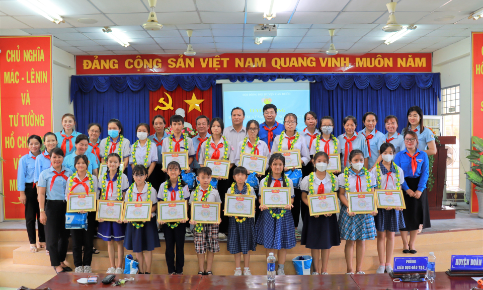 Hội đồng đội huyện Cần Đước họp mặt kỷ niệm 82 năm ngày thành lập Đội TNTP Hồ Chí Minh