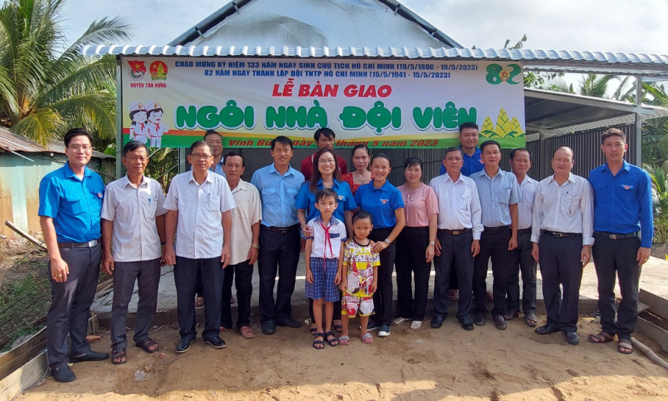 Tân Hưng bàn giao nhà cho đội viên có hoàn cảnh khó khăn