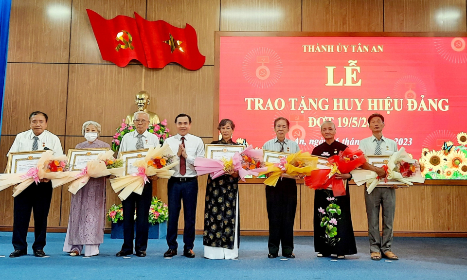Thành phố Tân An trao Huy hiệu Đảng đợt 19/5