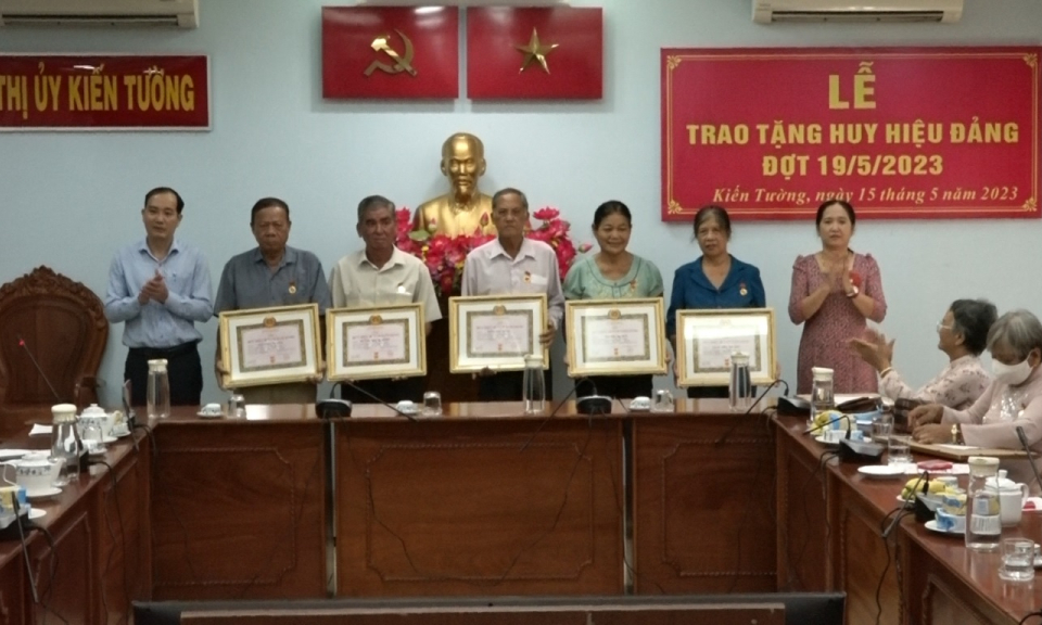 Kiến Tường trao Huy hiệu Đảng đợt 19/5