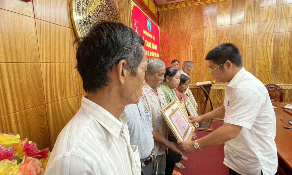 Tân Trụ: Đảng viên cao niên nhận huy hiệu Đảng đợt 19/5