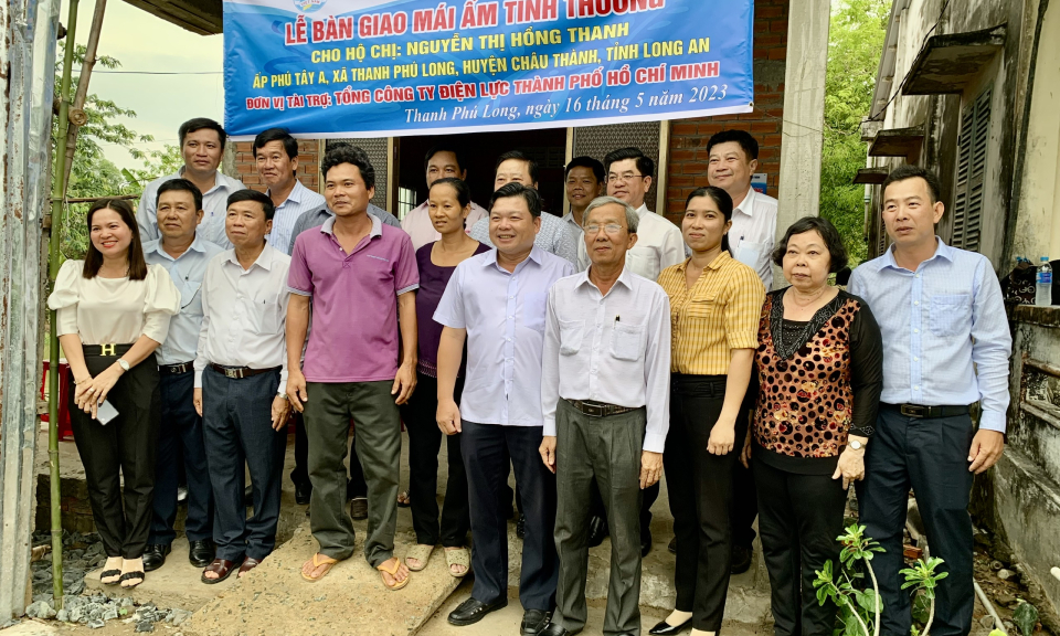 Châu Thành bàn giao 02 căn nhà cho hộ cận nghèo