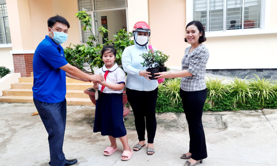 “Đổi rác thải nhựa lấy cây xanh” – Một  mô hình thiết thực góp phần bảo vệ môi trường