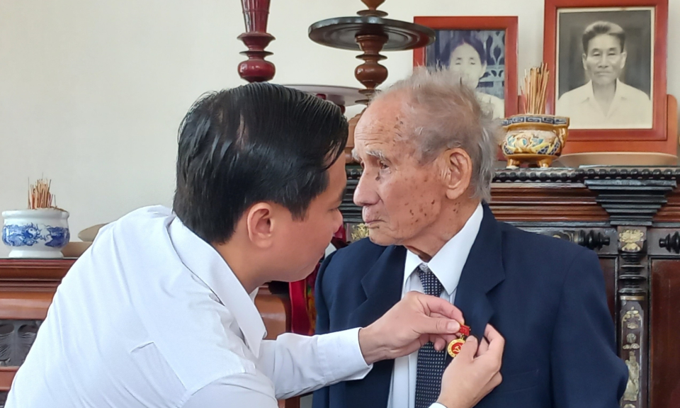 Trao huy hiệu 75 năm tuổi Đảng cho Đảng viên cao niên