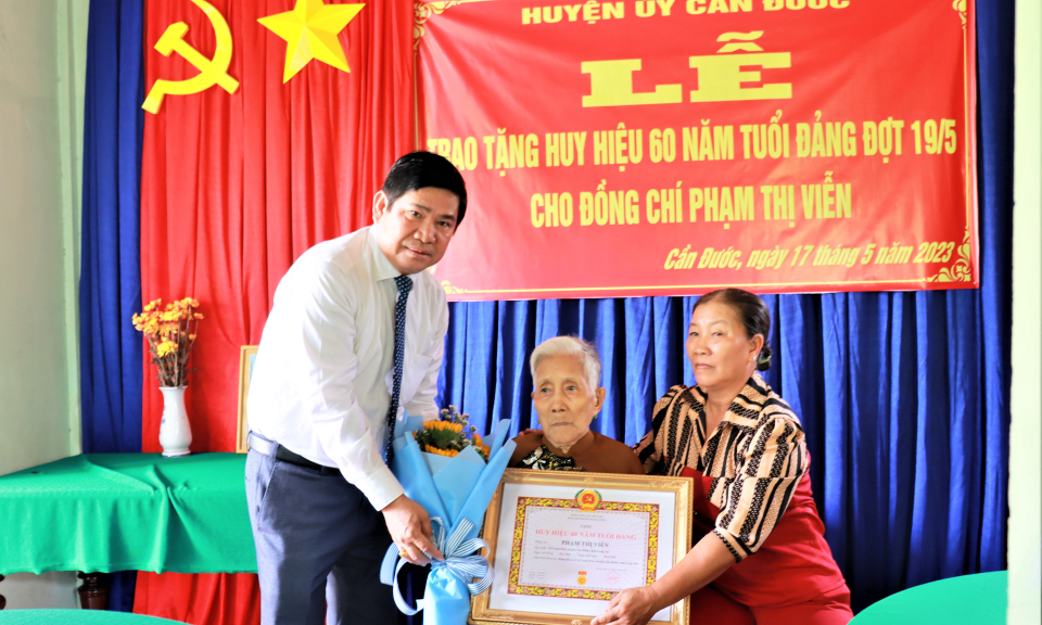 Bí thư Huyện ủy Cần Đước trao huy hiệu 60 năm tuổi Đảng cho đảng viên cao niên