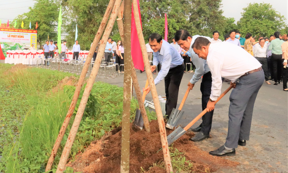 Ủy ban Nhân dân huyện Cần Đước trồng cây nhân kỷ niệm 133 năm Ngày sinh của Bác 