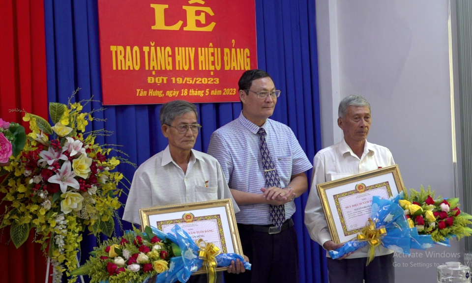 Tân Hưng trao huy hiệu Đảng đợt 19/5