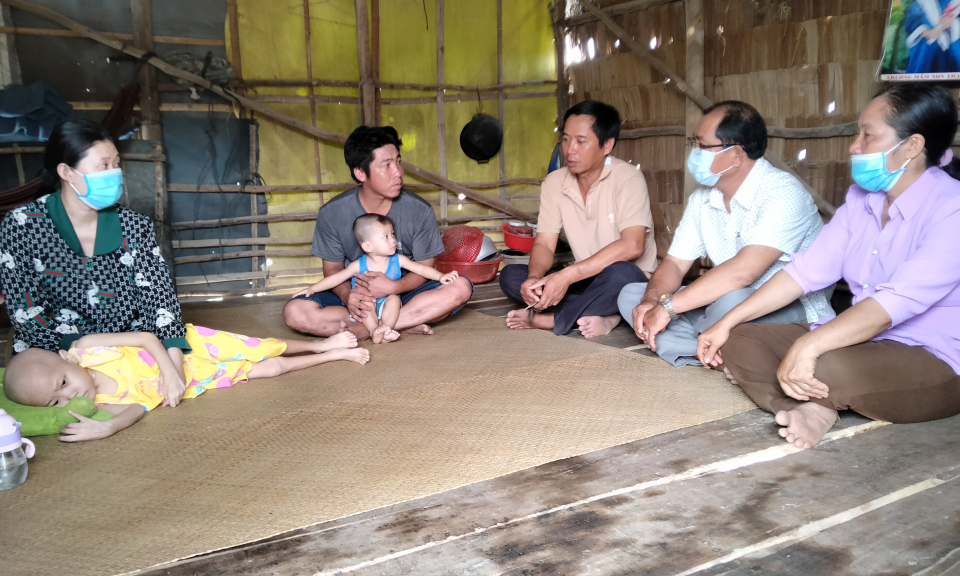 Xót xa hoàn cảnh bé gái 5 tuổi mắc bệnh hiểm nghèo ở xã Thạnh Hưng, Huyện Tân Hưng