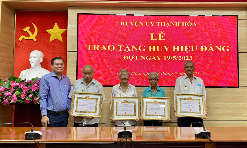 Thạnh Hoá trao huy hiệu đảng cho đảng viên dịp 19/5