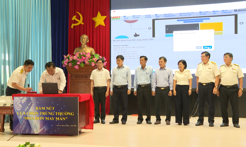 Cục Thuế Long An quay số mở thưởng chương trình “Hóa đơn may mắn” quý 1 năm 2023