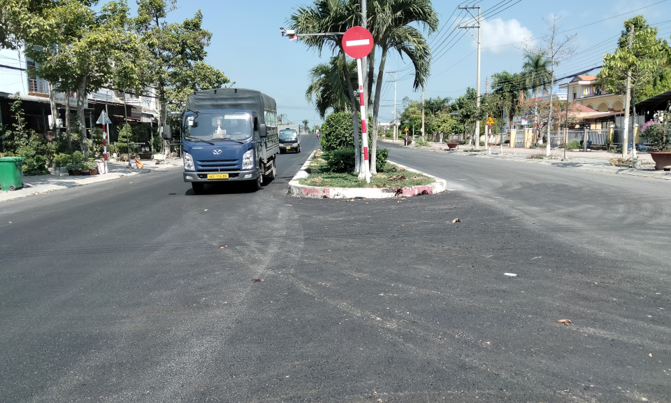 Tân Hưng: Công trình thảm bê tông nhựa trên đường tỉnh 831 cơ bản hoàn thành