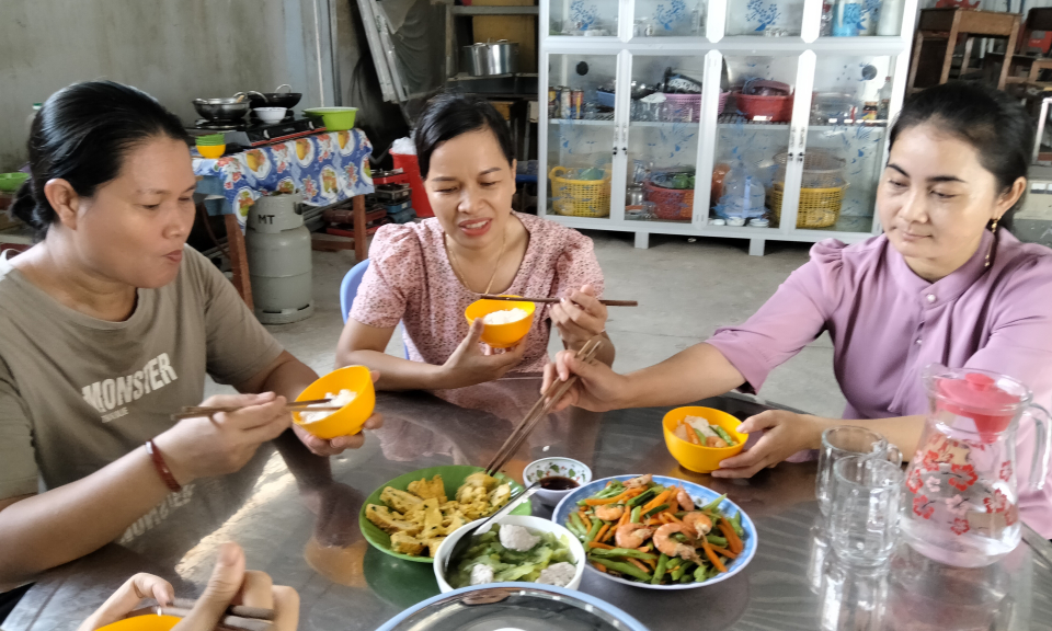 Tân Hưng hiệu quả mô hình “Bếp ăn công đoàn” ở trường THCS Vĩnh Thạnh