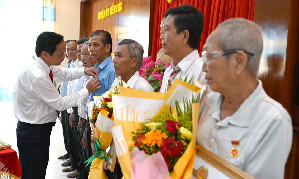 Bến Lức trao huy hiệu Đảng