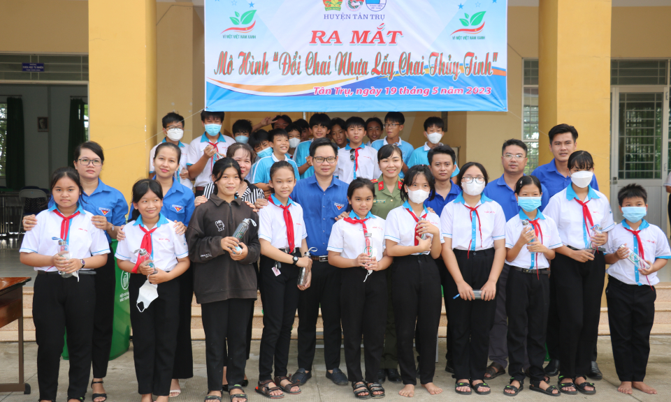 Tân Trụ: “Đổi chai nhựa lấy chai thủy tinh” góp phần bảo vệ môi trường