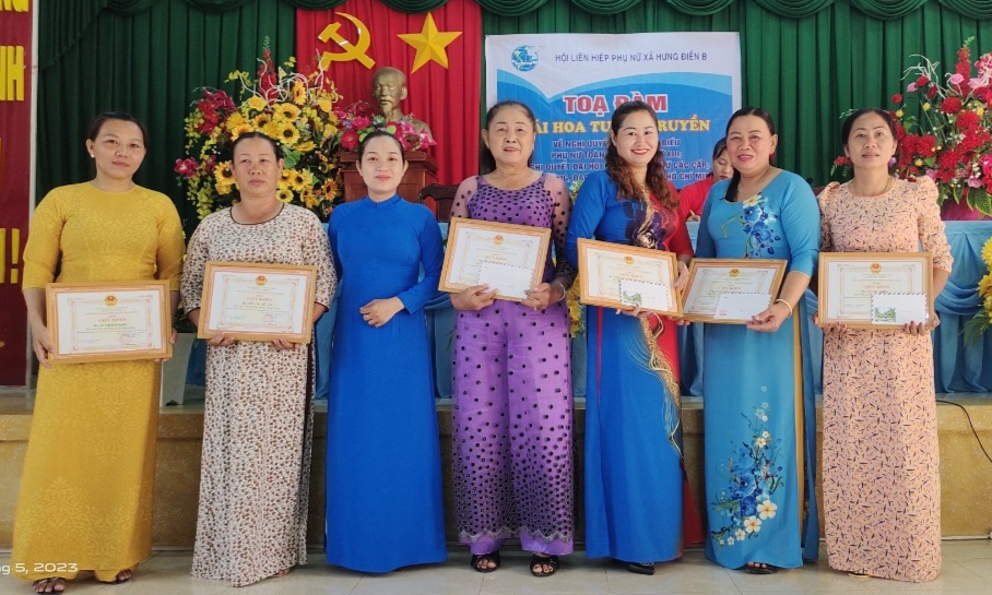 Tân Hưng: Phụ nữ xã Hưng Điền B tuyên truyền Nghị quyết Đại hội Đại biểu phụ nữ các cấp