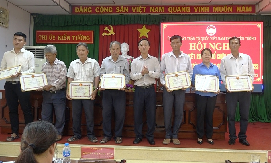 Kiến Tường tổng kết 20 năm tổ chức ngày hội Đại đoàn kết toàn dân tộc