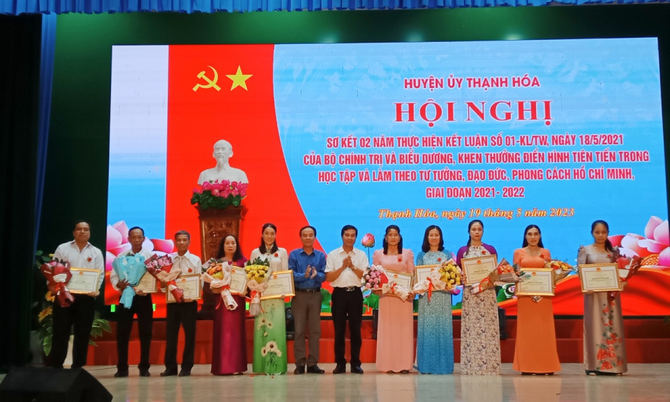 Thạnh Hóa biểu dương điển hình học tập và làm theo Bác