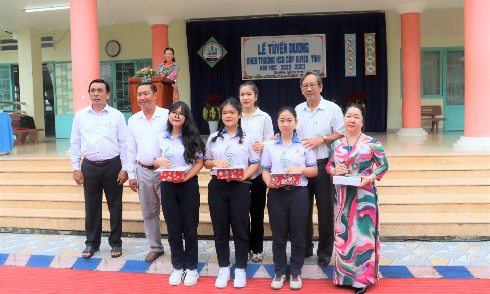 Trường THCS Thị trấn Cần Đước tuyên dương học sinh giỏi năm học 2022-2023