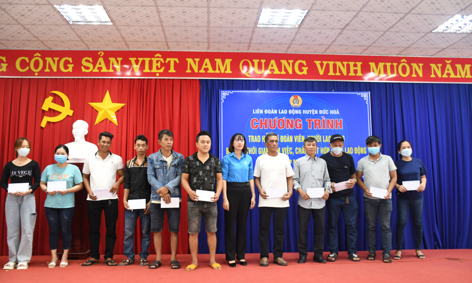 Đức Hòa trao hỗ trợ cho 143 đoàn viên, người lao động  bị giảm thời gian làm việc, chấm dứt hợp đồng lao động