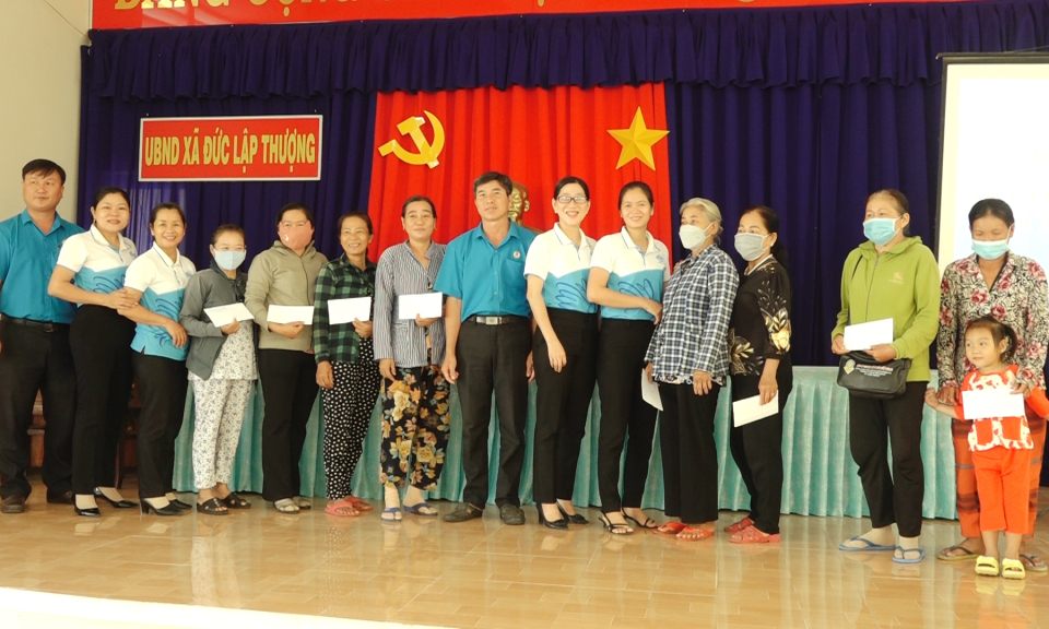 Hội Phụ nữ huyện Đức Hòa trao vốn hỗ trợ phụ nữ có hoàn cảnh khó khăn